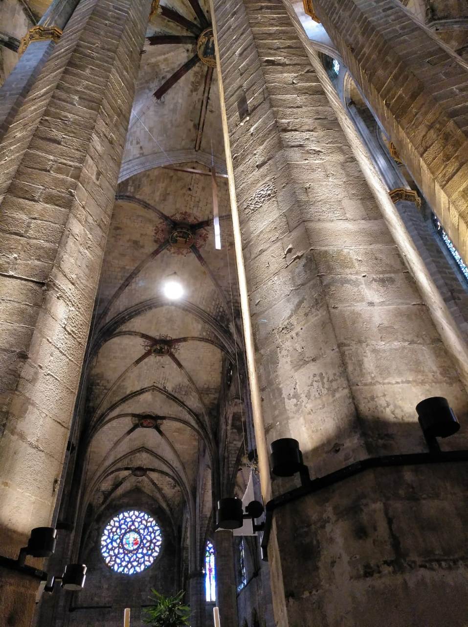 Santa Maria del Mar Barselonas vecpilsētā - gotiskā bazilika, pazīstama arī kā Zvejnieku katedrāle. Foto: Ana Garcia