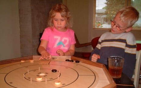 Bērni spēlē galda spēles