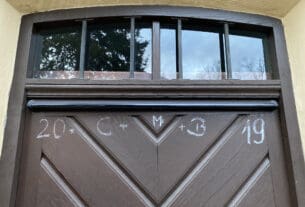 Vai esi kādreiz manījis uz ēkas ieejas durvīm simbolus „K+M+B” kā īpaši izvēlētu zīmju virknējumu?