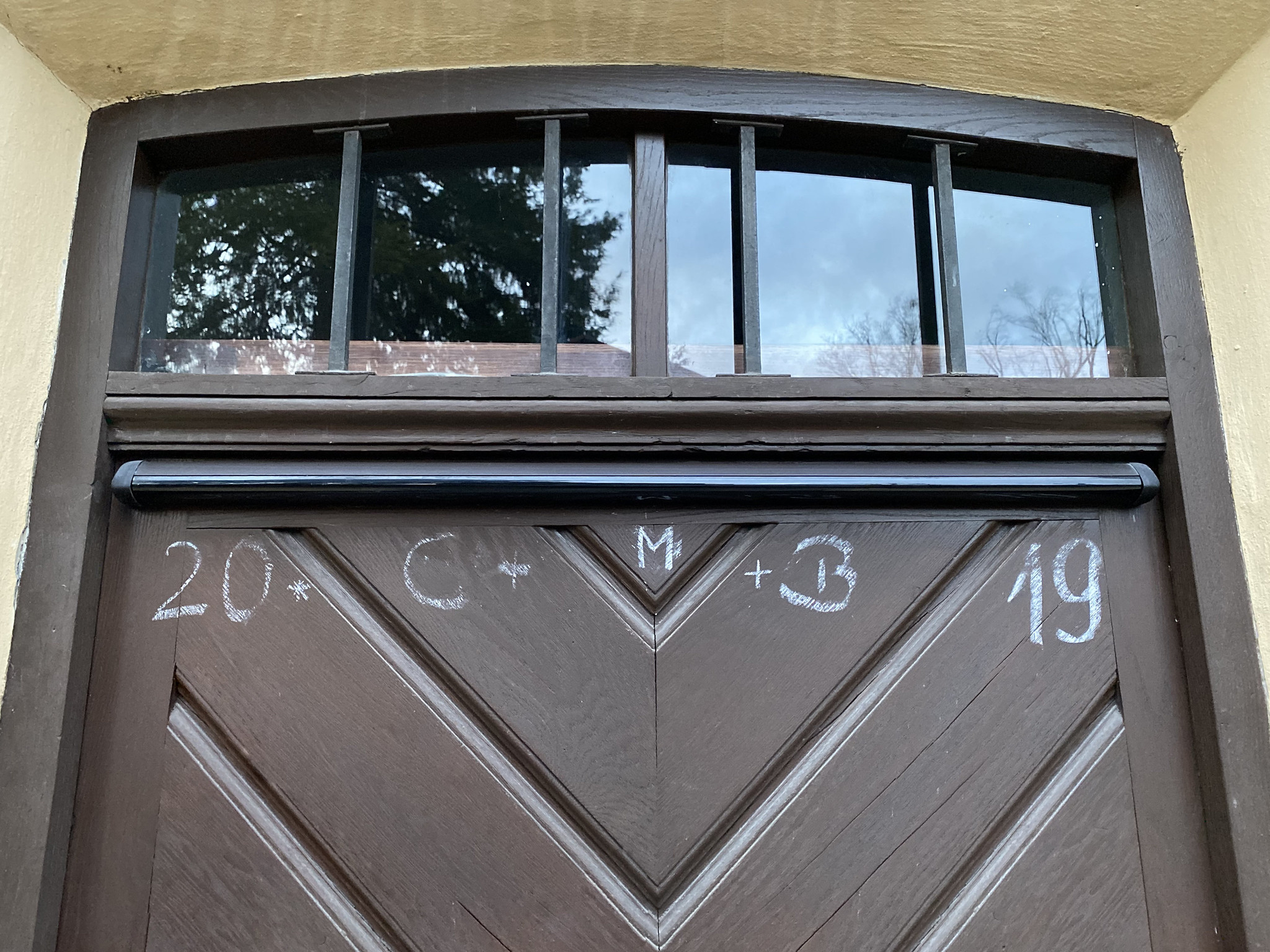 Vai esi kādreiz manījis uz ēkas ieejas durvīm simbolus „K+M+B” kā īpaši izvēlētu zīmju virknējumu?